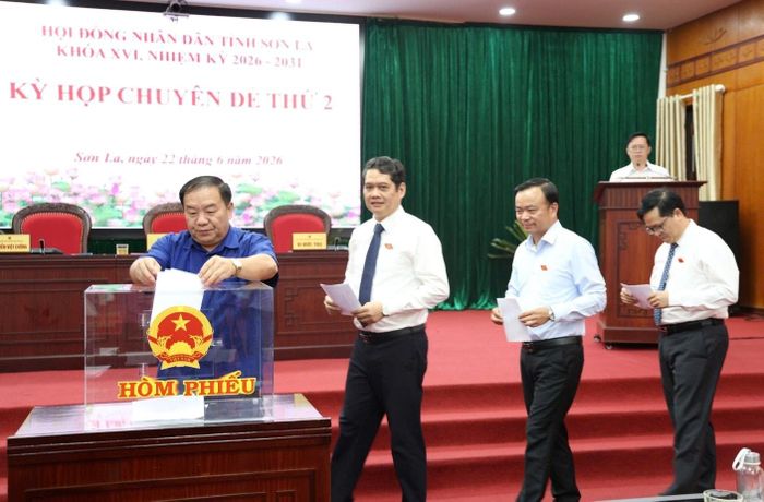 Các đại biểu bỏ phiếu bầu Ủy viên UBND tỉnh khóa XVI, nhiệm kỳ 2026 - 2031