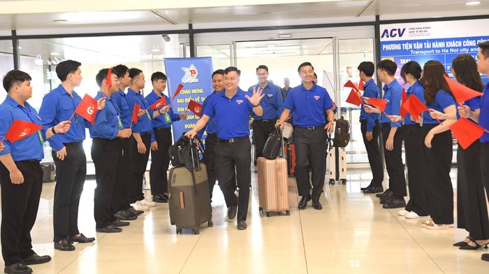 Là một trong những đơn vị đáp chuyến bay sớm nhất xuống Thủ đô vào sáng nay (23/6), các đại biểu của thành phố sông Hàn mang theo tinh thần tươi mới, hứng khởi và một quyết tâm cao độ hướng về ngày hội lớn của tuổi trẻ cả nước.