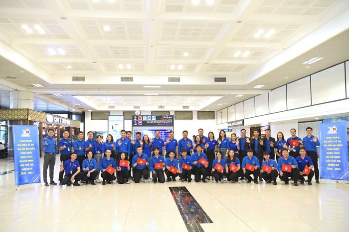 Các đại biểu chụp ảnh lưu niệm tại sân bay Nội Bài.