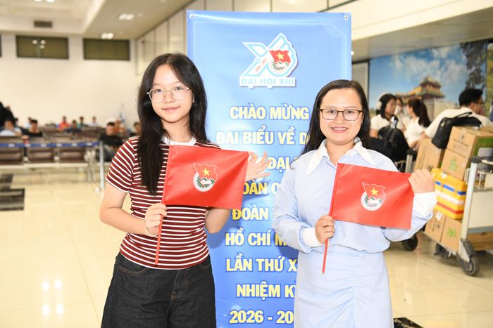 Hòa cùng nhịp đập hối hả của hàng trăm đại biểu tại cửa ngõ Thủ đô, đoàn đại biểu Thành phố Huế không chỉ xuất hiện với sắc áo xanh đầy năng lượng mà còn mang theo những ấp ủ về một thế hệ thanh niên vừa biết trân trọng cội nguồn, vừa tự tin chinh phục tương lai.