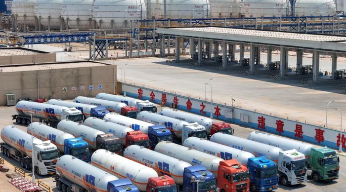 Các tàu chở dầu tập trung tại khu chứa dầu khí dự trữ thuộc khu vực cảng Longkou, cảng Yantai, thành phố Yantai, Trung Quốc. Ảnh: CFOTO/Future Publishing/Getty Images