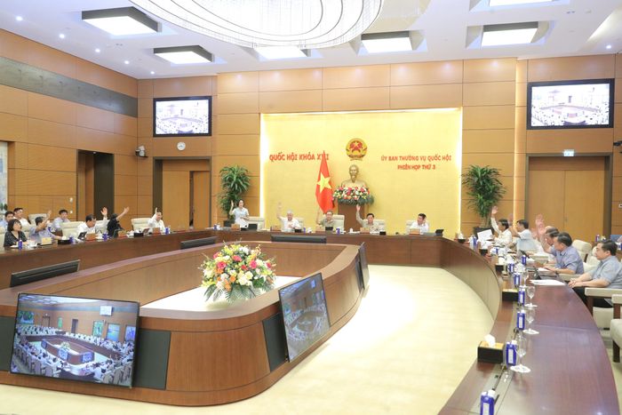 Ủy ban Thường vụ Quốc hội biểu quyết thông qua Nghị quyết về đánh giá, xếp loại chất lượng đối với Vụ chuyên môn và xây dựng, quản lý vị trí việc làm công chức Vụ chuyên môn của Hội đồng Dân tộc, các Ủy ban của Quốc hội