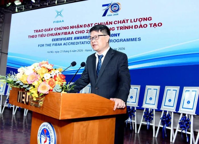 TS Vũ Văn Ngọc, Viện trưởng Viện Đào tạo Tiên tiến, Chất lượng cao và POHE, đại diện các đơn vị có chương trình được trao chứng nhận kiểm định quốc tế FIBAA phát biểu.