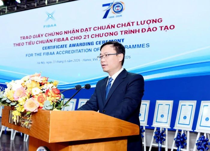 GS.TS Bùi Đức Thọ, Giám đốc Đại học Kinh tế Quốc dân phát biểu tại buổi lễ.