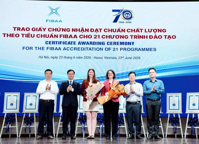 Lãnh đạo Đại học Kinh tế Quốc dân cùng đại diện FIBAA