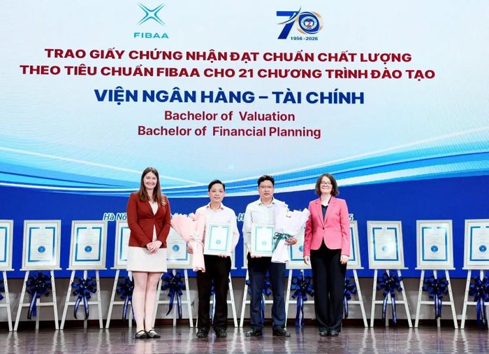 Đại diện FIBAA trao Chứng nhận đạt chuẩn chất lượng quốc tế cho 21 chương trình đào tạo của Đại học Kinh tế Quốc dân