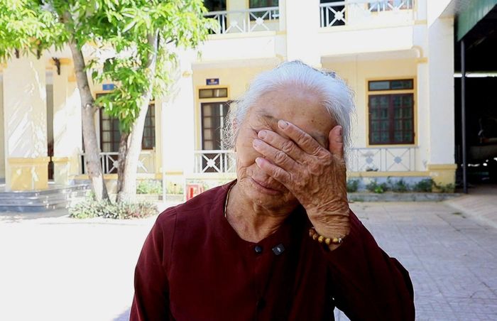 Bà Lan nghẹn ngào khi nhắc đến anh trai là liệt sĩ Trần Văn Đào