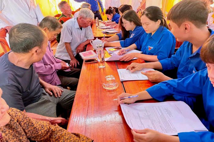 Các bạn đoàn viên xã Thạch Lạc hỗ trợ các gia đình thân nhân liệt sĩ đến làm hồ sơ