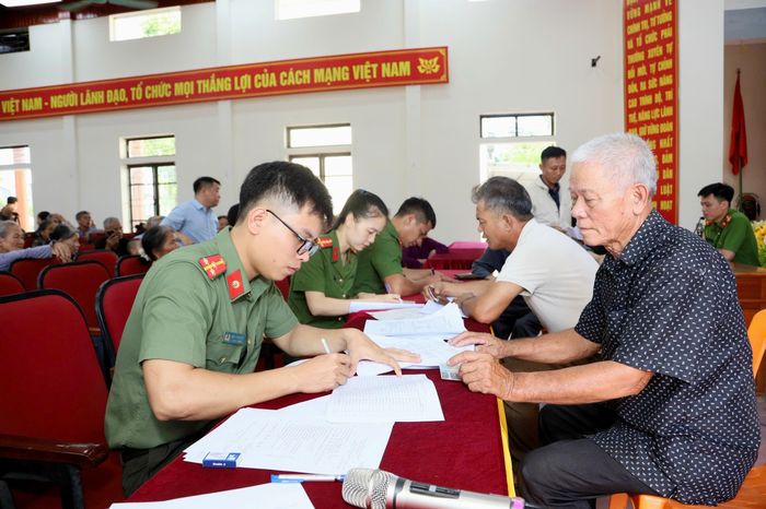 Công an xã Mai Phụ tận tụy hỗ trợ các gia đình thân nhân liệt sĩ