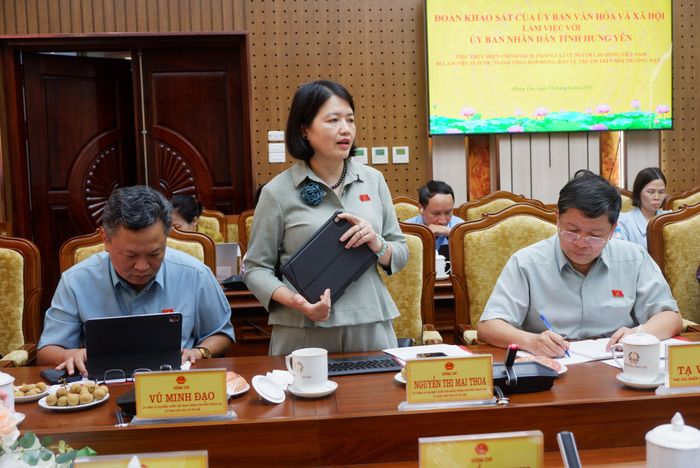 ĐBQH hoạt động chuyên trách tại Ủy ban Văn hóa và Xã hội Nguyễn Thị Mai Thoa đánh giá cao báo cáo về thực trạng trẻ em sử dụng mạng xã hội của tỉnh Hưng Yên, cho thấy bức tranh toàn diện và đề xuất nhiều giải pháp cụ thể