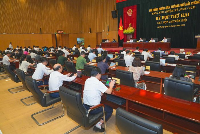 Các đại biểu biểu quyết thông qua các nghị quyết tại kỳ họp. Ảnh: Đàm Thanh