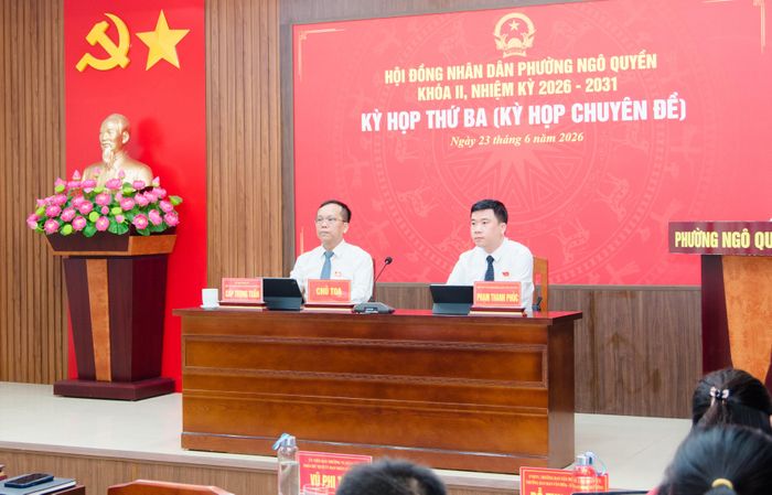 Bí thư Đảng ủy, Chủ tịch HĐND phường Cáp Trọng Tuấn và Phó Chủ tịch HĐND phường Phạm Thanh Phúc chủ trì kỳ họp