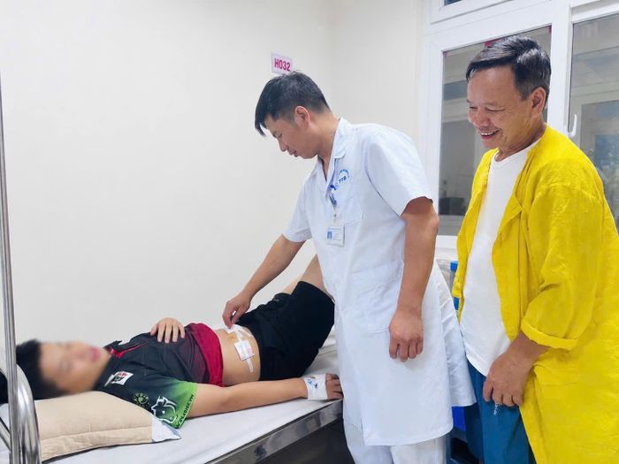 Bác sĩ thăm khám cho bệnh nhi sau ca phẫu thuật. Ảnh: BVCC
