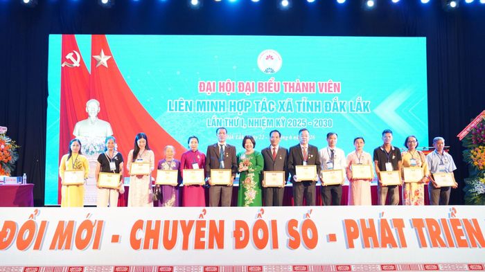 Chủ tịch Liên minh Hợp tác xã Việt Nam Cao Xuân Thu Vân tặng kỷ niệm chương cho 13 cá nhân.