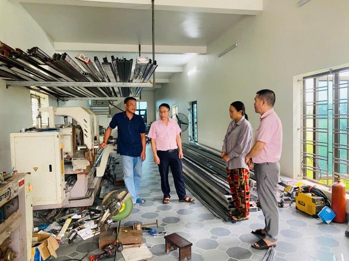 Mô hình sản xuất nhôm kính của anh Phạm Đăng Điền hoạt động hiệu quả nhờ nguồn vốn tín dụng chính sách, giúp ổn định thu nhập và tạo việc làm tại địa phương