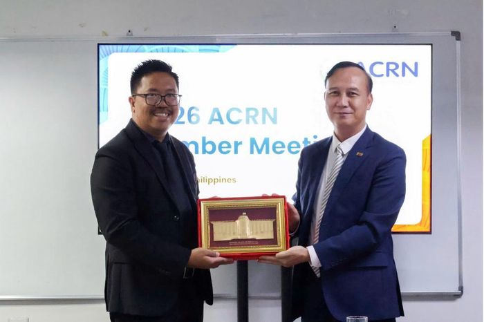 Ông Cao Văn Bình, Chủ tịch ACRN tặng quà lưu niệm cho CIC Philippines