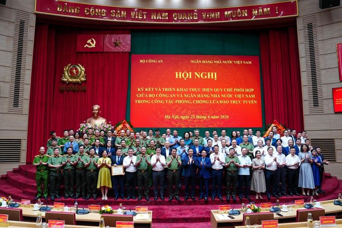 Các đại biểu chụp ảnh lưu niệm