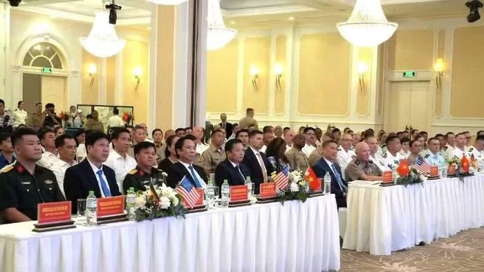 Các đại biểu tham dự buổi làm việc