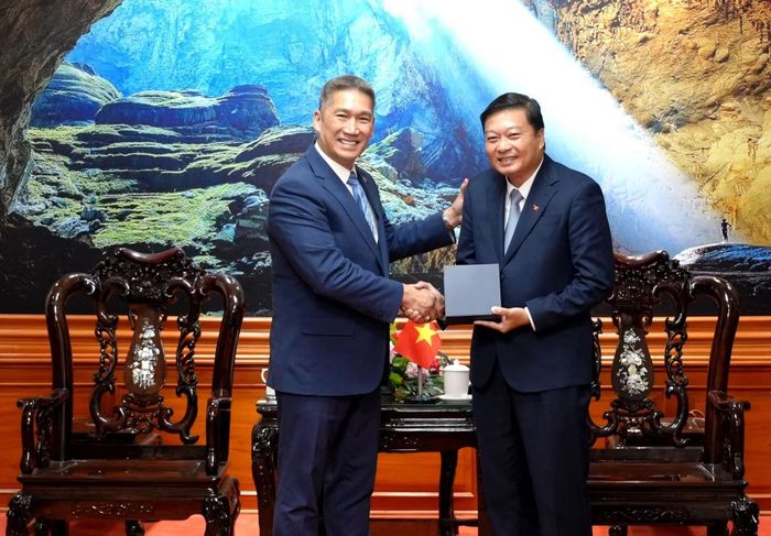 Ông Hùng Cao tặng quà lưu niệm cho đồng chí Lê Hồng Vinh.