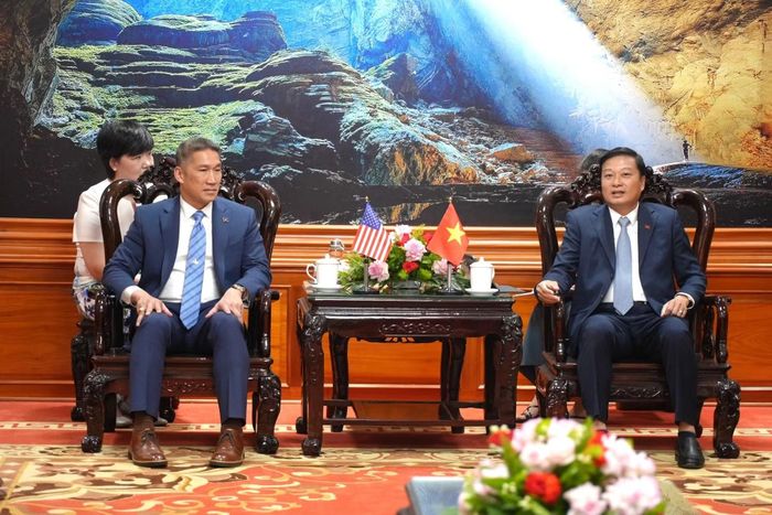 Đồng chí Lê Hồng Vinh - Chủ tịch UBND tỉnh Quảng Trị tiếp và làm việc với ông Hùng Cao - Quyền Bộ trưởng Hải quân Hoa Kỳ.