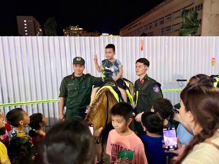 Những hình ảnh thân thiện khi Đoàn CSCĐ Kỵ binh hướng về cộng đồng trong những ngày diễn ra Hội thao.