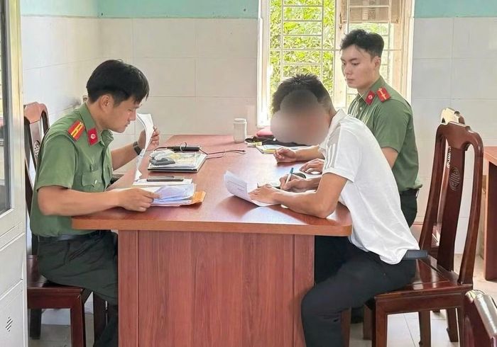 Cán bộ Công an làm việc với ông P.C.H.