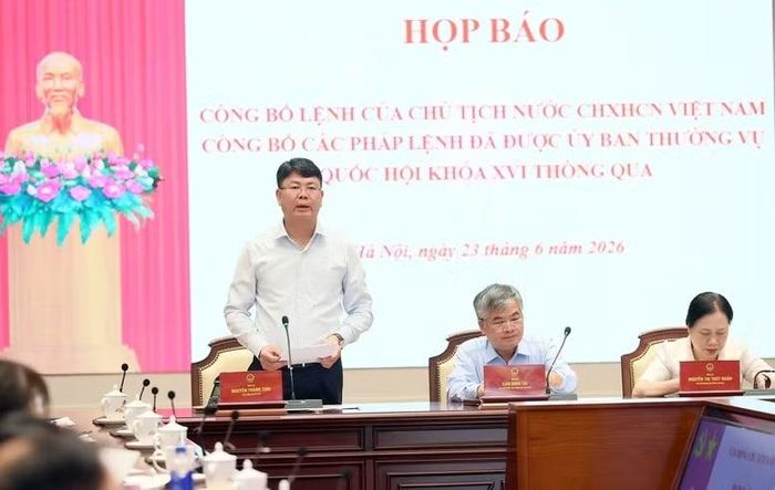Thứ trưởng Bộ Tư pháp Nguyễn Thanh Tịnh giới thiệu những nội dung cơ bản của Pháp lệnh sửa đổi, bổ sung một số điều của Pháp lệnh Hợp nhất văn bản quy phạm pháp luật.