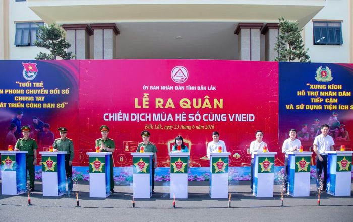 Các đại biểu nhấn nút khởi động chiến dịch.