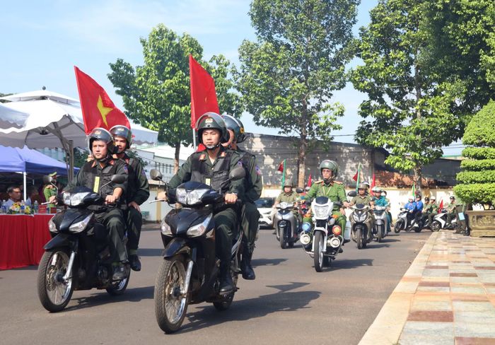 Ngay sau lễ phát động, các lực lượng hưởng ứng ra quân xuống cơ sở để hỗ trợ người dân.