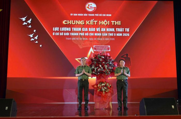 Đại tá Nguyễn Thanh Bình, Phó Cục trưởng Cục Xây dựng phong trào bảo vệ an ninh Tổ quốc, Phó Trưởng Ban Thường trực Ban Tổ chức Hội thi Lực lượng tham gia bảo vệ ANTT ở cơ sở giỏi toàn quốc (lần thứ I) năm 2026 tặng hoa chúc mừng hội thi.