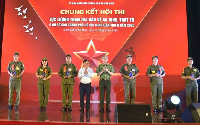Lãnh đạo Công an TP Hồ Chí Minh và Sở Nội vụ thành phố tặng kỷ niệm chương cho 6 đội tuyển xuất sắc nhất.
