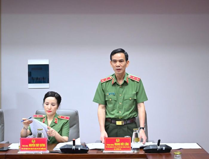 Trung tướng Hoàng Đức Lừng, Ủy viên Đảng ủy Công an Trung ương, Ủy viên UBKT Đảng ủy Công an Trung ương, Cục trưởng Cục Tổ chức cán bộ phát biểu tại kỳ họp.