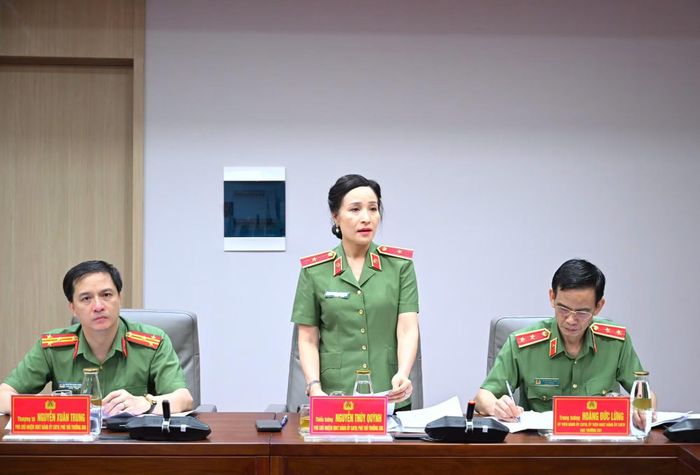 Thiếu tướng Nguyễn Thúy Quỳnh trình bày dự thảo Quy chế làm việc của UBKT Đảng ủy Công an Trung ương nhiệm kỳ 2025-2030.