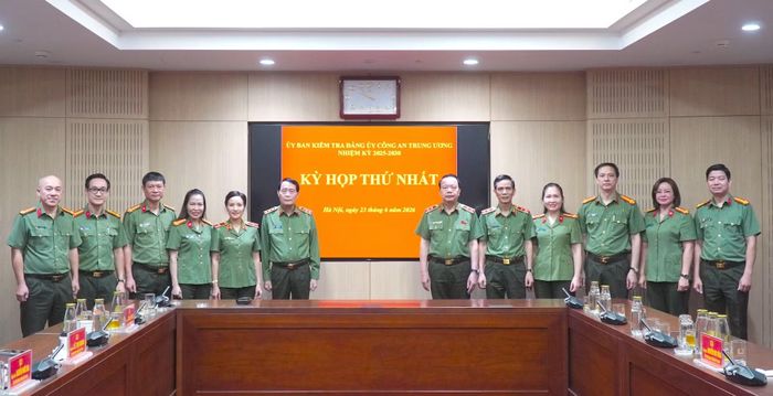  Thứ trưởng Lê Quốc Hùng cùng các đại biểu dự kỳ họp. 