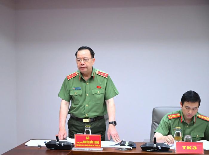  Trung tướng Nguyễn Văn Trung điều hành phần thảo luận. 