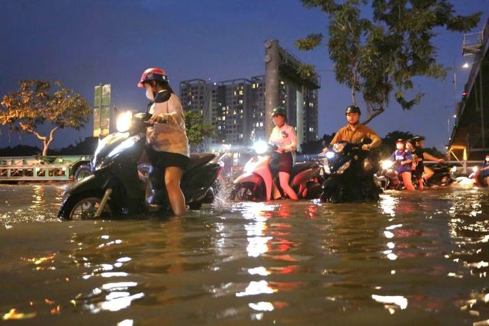 Người dân lội nước về nhà trong đêm.