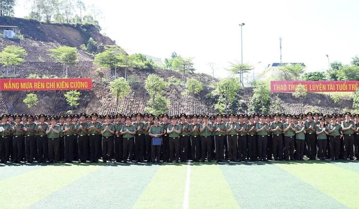 Phó Tư lệnh Đỗ Xuân Tiệp cùng đại biểu và các chiến sĩ mới.