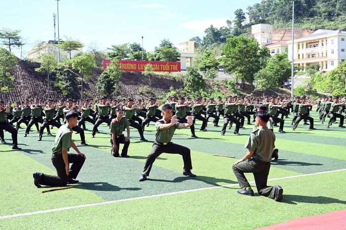 Các chiến sĩ cũng được tham gia nhiều nội dung ngoại khóa như rèn luyện thể lực, thi đấu bóng đá, thi gấp, xếp nội vụ và hành quân rèn luyện.