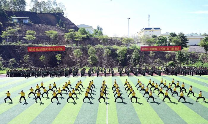 Trong khóa huấn luyện, các chiến sĩ mới từng bước nâng cao thể lực, kỹ năng thực hành, bản lĩnh chính trị, ý thức tổ chức kỷ luật và khả năng thích nghi với nếp sống, sinh hoạt theo điều lệnh CAND.