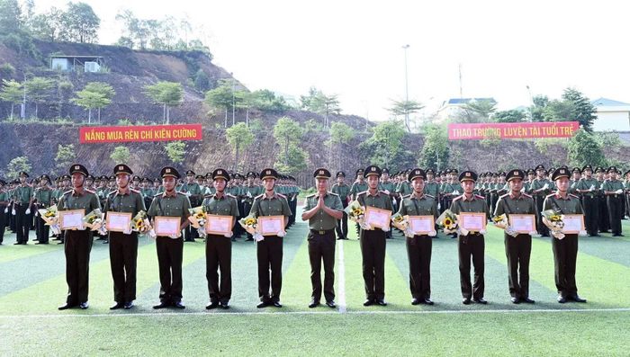 Phó Tư lệnh Đỗ Xuân Tiệp trao Giấy khen tặng các chiến sĩ mới có thành tích xuất sắc trong công tác huấn luyện.