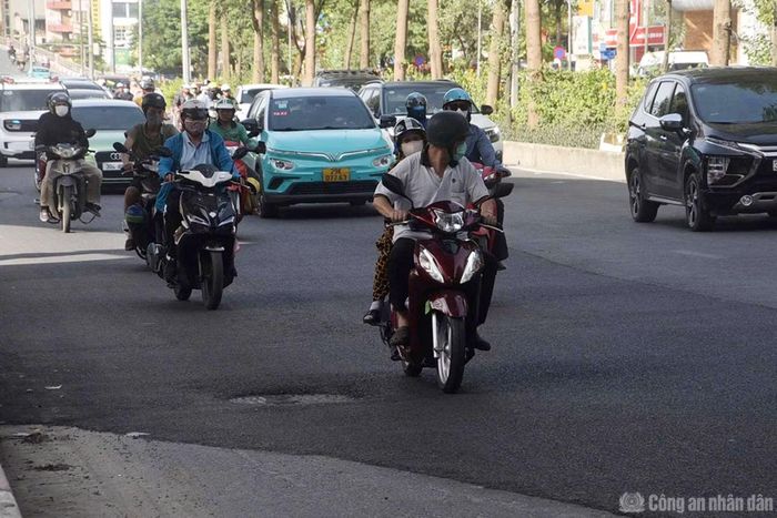Chia sẻ với PV, anh Nguyễn Thành (trú tại Hà Đông) cho biết, bản thân thường xuyên phải di chuyển qua đường Nguyễn Trãi để đi làm. Đây là một trong những tuyến có mật độ phương tiện cao nên ai cũng mong công trình chống ngập được hoàn thành sớm và hoàn trả mặt đường. Một công trình chỉ thực sự hoàn thành khi mặt đường được khôi phục bảo đảm tiêu chuẩn kỹ thuật, bằng phẳng, đồng bộ và an toàn cho người dân sử dụng. Việc hoàn trả cẩu thả không chỉ ảnh hưởng đến mỹ quan đô thị mà còn làm giảm hiệu quả đầu tư, phát sinh chi phí sửa chữa, khắc phục về sau.