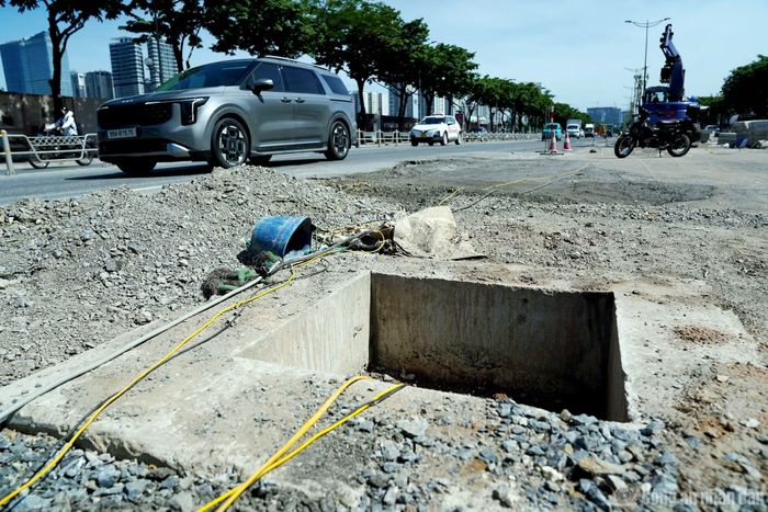 Một vị trí hố ga hoàn toàn không có nắp che chắn, không có cảnh báo nguy hiểm. Đây là nguy cơ rất lớn về mất an toàn giao thông cho người điều khiển phương tiện nhất vào thời điểm trời tối, tầm nhìn hạn chế.