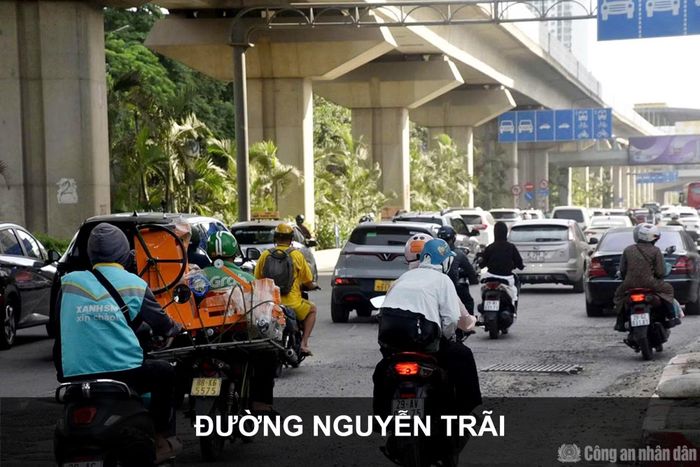 Dự án cải tạo hệ thống thoát nước trên tuyến Nguyễn Trãi được triển khai từ cuối tháng 3/2026 với chiều dài hơn 1,2km từ khu vực Ngã Tư Sở đến gần nút giao Khuất Duy Tiến hiện cũng đã hoàn thành nhiều hạng mục và tiến hành hoàn trả mặt đường tuy nhiên mặt đường nham nhở khiến các phương tiện phải giảm tốc độ khi lưu thông qua khu vực.