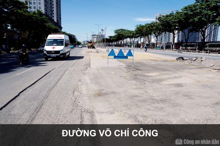 Tuyến đường Võ Chí Công sáng 23/6, việc thi công hoàn trả mặt đường diễn ra khá chậm.