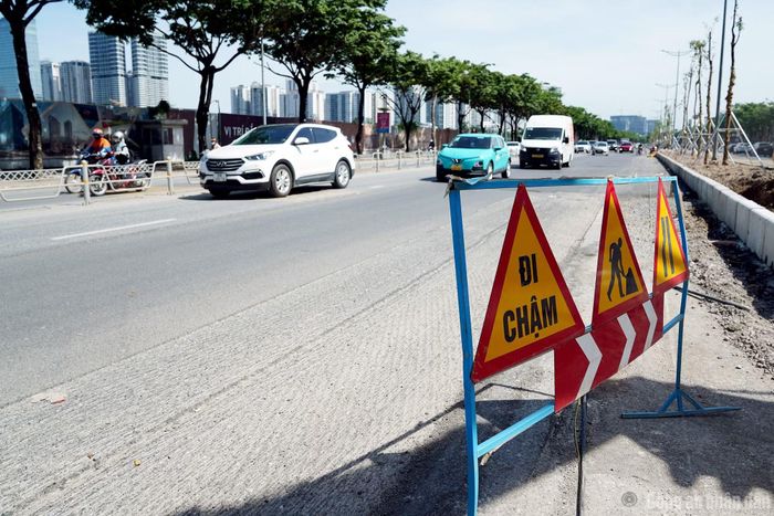 Biển cảnh báo khu vực thi công hầu như không có tác dụng khi được quay vào bên trong thay vì hướng ra ngoài để các phương tiện và người dân quan sát.