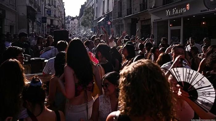 Pháp cấm uống rượu bia nơi công cộng trong khuôn khổ Lễ hội Âm nhạc Fête de la Musique. Ảnh: Le Pictorium