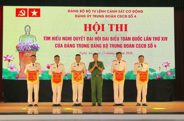 Ban tổ chức trao cờ lưu niệm cho các đội thi.