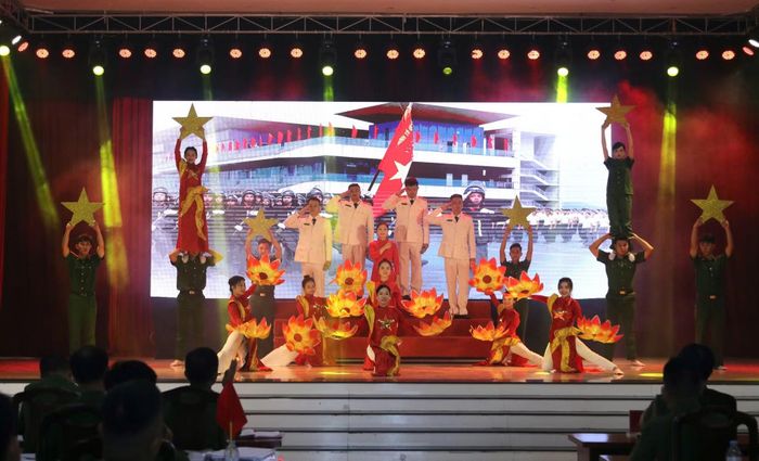 Phần thi Màn chào hỏi và giới thiệu của một đội thi.