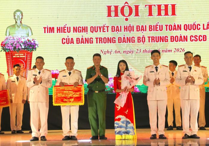 Ban tổ chức trao giải cho các đội thi.
