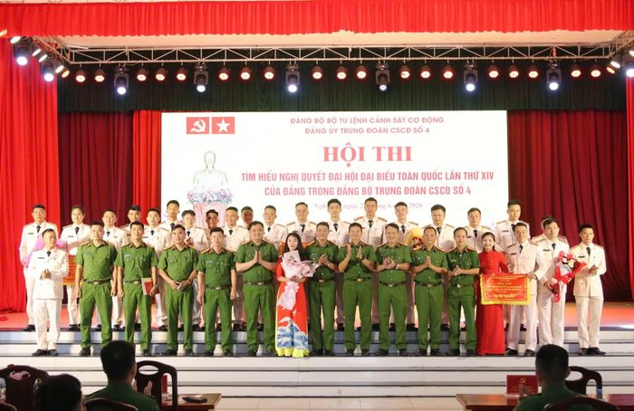 Đại biểu và các đội thi chụp ảnh lưu niệm.